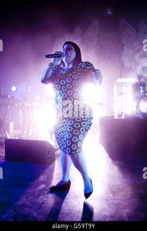 Beth Ditto von The Gossip spielt im Shepherd's Bush Empire im Westen Londons. Stockfoto