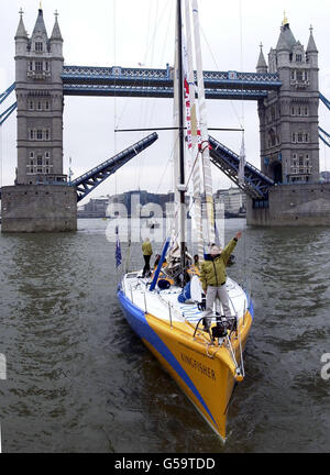 Weltumrundung die Segelfrau Ellen MacArthur, in Kingsfisher Challenge, segelt unter der Tower Bridge an der Themse, London, nachdem sie Geschichte geschrieben hatte, als sie am 11/02/01 beim 24,000-Meilen-Rennen Vendee Globe Zweiter wurde. * ...und wurde die schnellste Frau und jüngste Person, die jemals die Erde in einem Einhandrennen umrundet hat. Ein Boot der Londoner Feuerwehr bewegte sich neben ihm mit seiner Sirene und einer Wasserfahne, die aus einem Feuerwehrschlauch einen Siegesbogen in die Luft schoss. Stockfoto