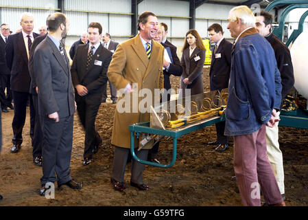 Der Prinz von Wales (Mitte) spricht mit Mitarbeitern und Schülern der Harper Adams University in Newport, Shropshire, während seines Besuchs in der Stadt. Stockfoto