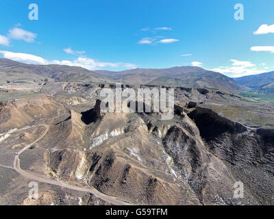 Wanderweg durch historische gold Schwemmanlagen, Bannockburn, in der Nähe der Cromwell, Central Otago, Süd, Neuseeland - Drohne Antenne Stockfoto