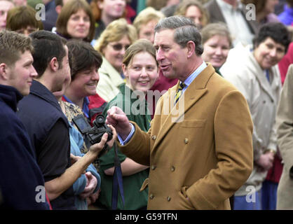 Der Prinz von Wales spricht mit Mitarbeitern und Schülern der Harper Adams University in Newport, Shropshire, während seines Besuchs in der Stadt. Stockfoto