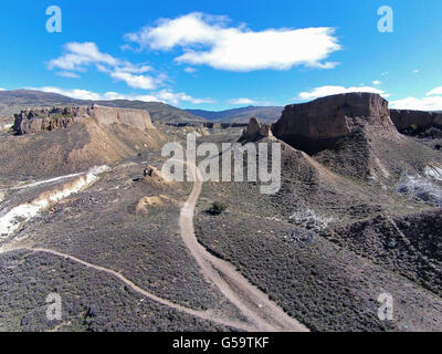 Wanderweg durch historische gold Schwemmanlagen, Bannockburn, in der Nähe der Cromwell, Central Otago, Süd, Neuseeland - Drohne Antenne Stockfoto