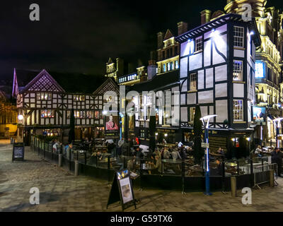 Die alte Wellington Inn Gasthaus und Sinclairs Oyster Bar in einem heillosen Durcheinander Square in der Innenstadt von Manchester, England, UK Stockfoto