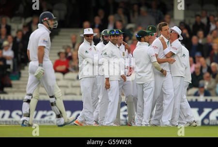 Südafrikas Morne Morkel wird gratuliert, nachdem er mit dem vierten Ball der Partie das Wicket von Englands Andrew Strauß genommen hat Stockfoto