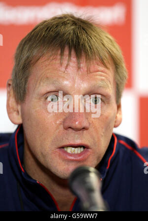 Olympische Spiele - Team Großbritannien Fußballmannschaft der Herren - Trainingssitzung und Pressekonferenz - Riverside Stadium. Der britische Trainer Stuart Pearce spricht während einer Pressekonferenz im Riverside Stadium, Middlesbrough. Stockfoto