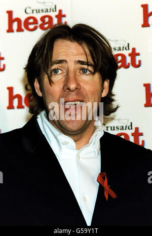 Veranstalten Sie Jonathan Ross von der Celebrity Auction des Heat Magazine & Crusaid im Park Lane Hotel, London. * TV-Funnyman Ross hat das am besten geliebte Gesicht im britischen Fernsehen, nach einer Umfrage der Leser der Radio Times. Der Moderator, der als Panelist auf IT's Only TV erscheint ... Aber I Like IT und They Think IT's All Over haben die Umfrage übertroffen und sich gegen den TV-Naturforscher David Attenborough und den leichtfüßigen Terry Wogan geschlagen. Die Nutzer der Radio Times-Website wurden gebeten, ihre Lieblingspersönlichkeit aus einer Liste von 10 Stars auszuwählen, die im letzten Jahr auf dem Titelblatt des Magazins erschienen sind. Stockfoto