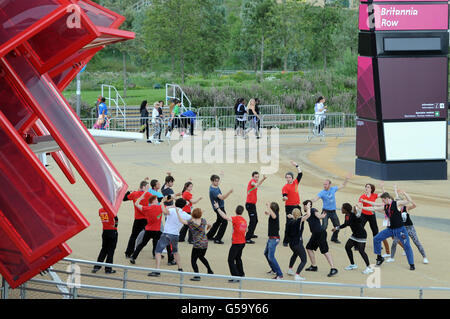 Olympische Spiele - Olympische Park Final Preparations. Darsteller Proben eine Routine im Olympiapark in Stratford, London. Stockfoto