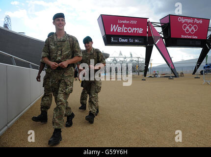 Olympische Spiele - Olympische Park Final Preparations. Soldaten gehen im Olympiapark Stratford, London, umher. Stockfoto