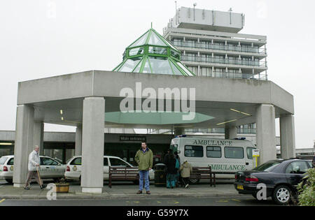 Der Haupteingang des Wexham Park Hospital in Slough, berkshire. Ein nicht identifizierter Mitarbeiter wurde am 14/03/01 nach vier verdächtigen Todesfällen von Kindern im Krankenhaus verhaftet, teilte die Polizei von Thames Valley mit. * die Polizei wurde gerufen, nachdem Fachärzte für Kinderheilkunde Alarm wegen der ungewöhnlich hohen Todesrate auf der Kinderarztstation erhoben hatten. Stockfoto