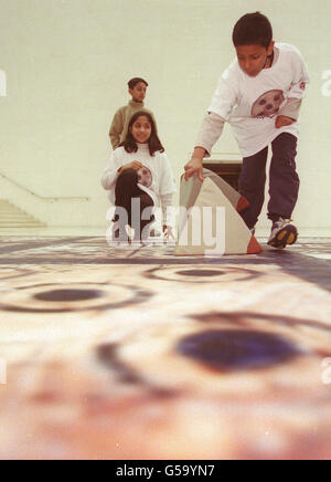 10-jährige Schüler der Netley Primary School in Camden, London, spielen eine riesige Version des alten Royal Game of Ur im neuen Great Court im British Museum in London. * das älteste Brettspiel der Welt zeigt, dass es nichts von seiner Attraktivität verloren hat, obwohl es wahrscheinlich vor 5,000 Jahren erfunden wurde. Stockfoto