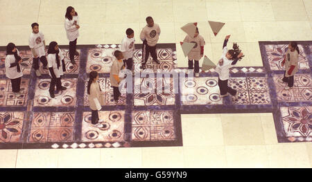 10-jährige Schüler der Netley Primary School in Camden, London, spielen eine riesige Version des alten Royal Game of Ur im neuen Great Court im British Museum in London. * das älteste Brettspiel der Welt zeigt, dass es nichts von seiner Attraktivität verloren hat, obwohl es wahrscheinlich vor 5,000 Jahren erfunden wurde. Stockfoto