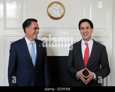 Labour-Chef Ed Miliband begrüßt den US-Präsidentschaftskandidaten Mitt Romney heute in sein Büro im House of Commons in London. Stockfoto