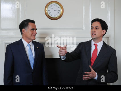 Labour-Chef Ed Miliband begrüßt den US-Präsidentschaftskandidaten Mitt Romney heute in sein Büro im House of Commons in London. Stockfoto