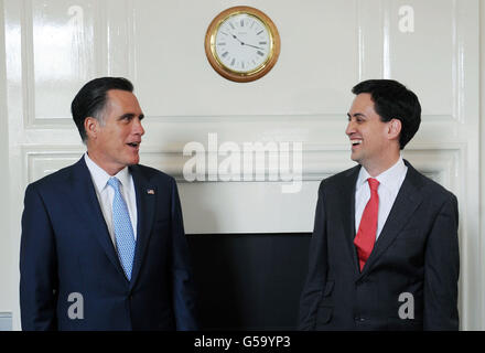 Labour-Chef Ed Miliband begrüßt den US-Präsidentschaftskandidaten Mitt Romney heute in sein Büro im House of Commons in London. Stockfoto