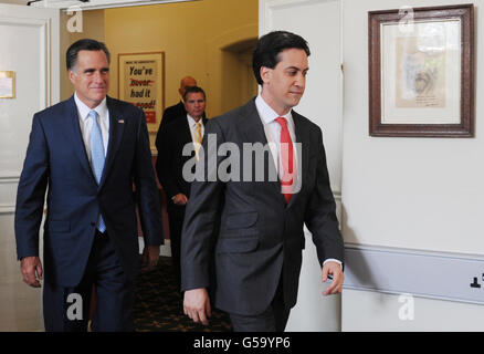 Labour-Chef Ed Miliband begrüßt den US-Präsidentschaftskandidaten Mitt Romney heute in sein Büro im House of Commons in London. Stockfoto