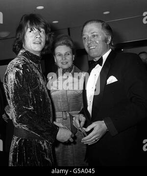 John Hurt (links) und Richard Attenborough mit seiner Schauspielerin Sheila SIM im Columbia Theatre in der Shaftesbury Avenue, London, zur Premiere von '10 Rillington Place', dem Film über die Christie-Morde. Stockfoto