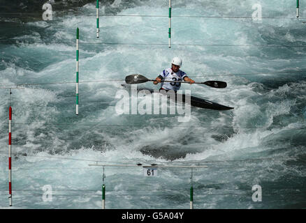 Die britische Lizzie Neave in Aktion im Einzel-Kajak der Frauen während der Trainingseinheit im Lee Valley White Water Center, Waltham Cross. Stockfoto