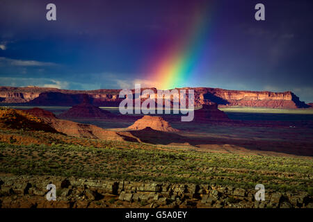 Regenbogen über das Red Rock Formationen Tal der Götter Arizona Stockfoto