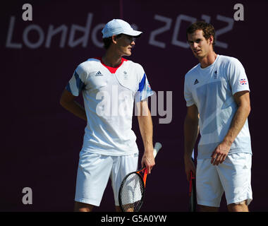 Die Briten Jamie Murray (links) und Andy Murray während der Trainingseinheit im All England Lawn Tennis and Croquet Club, Wimbledon, London. Stockfoto