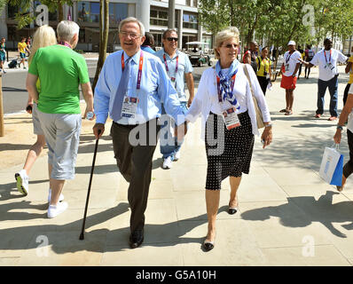 König Konstantin von Griechenland und seine Frau Königin Anne Marie flanieren Hand in Hand durch das Athletes Village auf dem Gelände der Olympischen Spiele 2012 in London in Stratford, Ost-London. Stockfoto