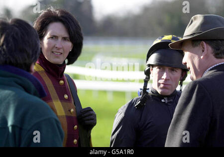 Venetia Williams (links), Trainerin des Rennpferdes Bellator, und Jockey Carl Llewellyn (2. Rechts) stehen vor Fragen, nachdem ihr Pferd sich geweigert hatte, in der Mitsubishi Shogun Ascot Chase auf der Rennbahn Ascot zu starten. * das Rennen wurde von Tiutchev, gefahren von Mick Fitzgerald, mit 22 Längen gewonnen. Stockfoto