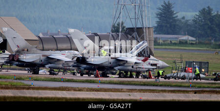 Die Bodenbesatzung der Luft arbeitet an Tornado-Flugzeugen der RAF Lossiemouth, nachdem zwei Tornados vor der Küste Schottlands abgestürzt sind. Stockfoto