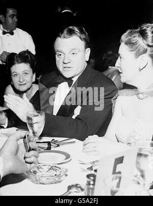 Der altgediente amerikanische Film-Tough-Guy James Cagney auf einer Hollywood-Party. Links seine Frau Frances Vernon, rechts Eloise O'Brien, die Frau des Filmschauspielers Pat O'Brien. Stockfoto