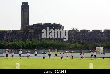 Die gesamte englische Mannschaft wärmt sich mit den Händen auf dem Kopf vor dem Galle Fort, im Galle International Cricket Stadium, Galle, Sri Lanka. England spielt Sri Lanka im ersten Testspiel in Galle 22/2/2001. Stockfoto