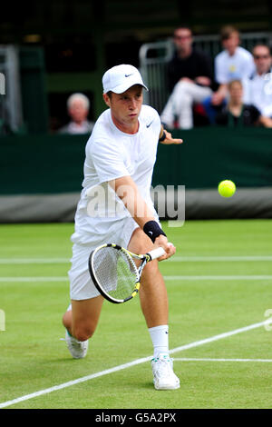 Großbritanniens Luke Bambridge im Einsatz gegen den deutschen Maximilian Marterer im Einzelspiel ihrer Jungen am 9. Tag der Wimbledon Meisterschaften 2012 im All England Lawn Tennis Club, Wimbledon. Stockfoto