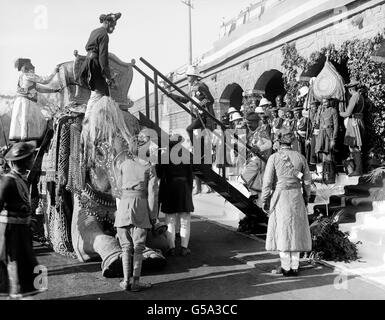 Am Bahnhof von Gwalior in Madhya Pradesh in Indien steigt der Prinz von Wales die Treppe hinauf, um sich in die Howdah des königlichen Elefanten zu setzen, der angeblich 100 Jahre alt ist. Dem Prinzen folgt der Maharadscha von Gwalior. Stockfoto