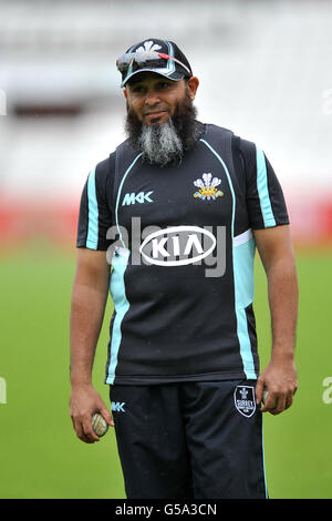 Cricket - Friends Life T20 - South Group - Surrey Lions / Hampshire Royals - The Kia Oval. Spin Bowling-Trainer von Surrey Lions, Mushtaq Ahmed Stockfoto