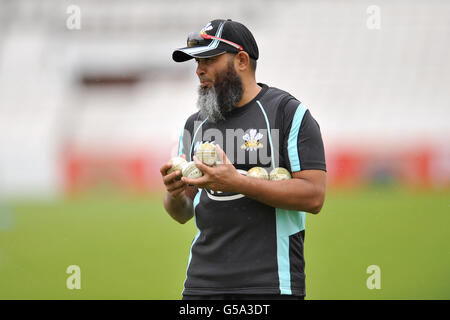 Cricket - Friends Life T20 - South Group - Surrey Lions / Hampshire Royals - The Kia Oval. Spin Bowling-Trainer von Surrey Lions, Mushtaq Ahmed Stockfoto