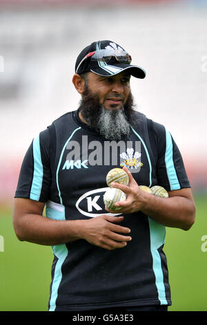 Cricket - Friends Life T20 - South Group - Surrey Lions / Hampshire Royals - The Kia Oval. Spin Bowling-Trainer von Surrey Lions, Mushtaq Ahmed Stockfoto