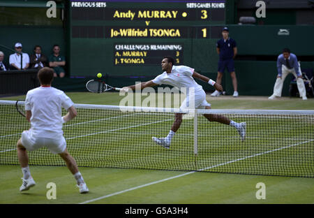 Der Franzose Jo-Wilfried Tsonga (rechts) spielt am 11. Tag der Wimbledon Championships 2012 im All England Lawn Tennis Club in Wimbledon den Briten Andy Murray. Stockfoto