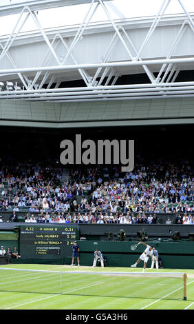 Der Franzose Jo-Wilfried Tsonga spielt am 11. Tag der Wimbledon Championships 2012 im All England Lawn Tennis Club, Wimbledon, den britischen Andy Murray. Stockfoto