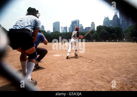 BASEBALL WIRD IM CENTRAL PARK, NEW YORK, USA GESPIELT Stockfoto