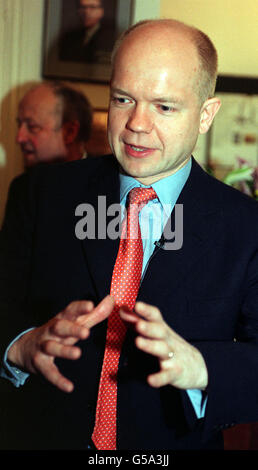 Der Vorsitzende der Konservativen Partei, RT Hon William Hague, bei einer Pressekonferenz zur Einführung der Kampagne „Common Sense on Regulation“ im Zentrum von London. Tory-Vorschläge für eine unabhängige Deregulierungskommission zur Bürokratieabbau wurden vorgestellt. * die Kommission würde die Task Force "bessere Rechtsetzung" der Labour-Partei ersetzen und wäre befugt, Vorschläge jeder Regierungsbehörde zu blockieren, wenn die Kosten für neue Bürokratie, die sie der Wirtschaft auferlegen, den Nutzen der Verordnungen übersteigen würden. Stockfoto