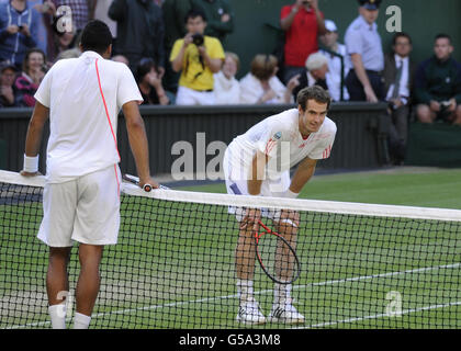 Der britische Andy Murray (rechts) wartet auf den letzten Punkt, als der französische Jo-Wilfried Tsonga am 11. Tag der Wimbledon Championships 2012 im All England Lawn Tennis Club, Wimbledon, den letzten Punkt herausfordert. Stockfoto