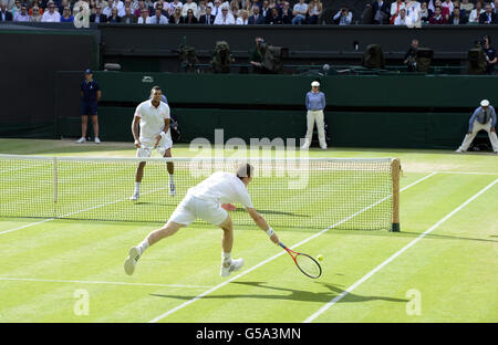 Der Großbritanniens Andy Murray (rechts) in Aktion gegen den Franzosen Jo-Wilfried Tsonga am 11. Tag der Wimbledon Championships 2012 im All England Lawn Tennis Club, Wimbledon. Stockfoto