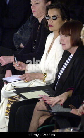 Die Menschenrechtsaktivistin Bianca Jagger (Mitte) und die Modedesignerin Mary Quant (rechts) sehen sich am fünften Tag der London Fashion Week 2001 eine Show des Designers Jasper Conran im West Lawn Tent in London an. Stockfoto