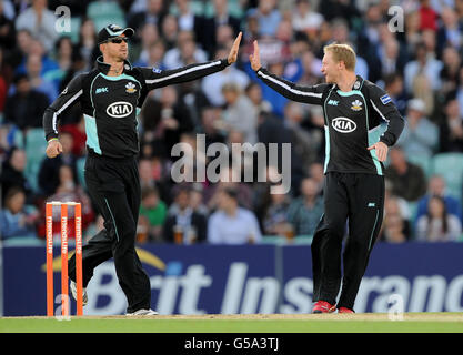 Gareth Batty (rechts) von den Surrey Lions feiert mit Kevin Pietersen, nachdem er den Fang von Paul Stirling von Middlesex Panthers übernommen hat. Stockfoto