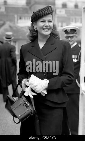 Rita Hayworth, Filmschauspielerin und Ehefrau von Prinz Ali Khan, trägt am ersten Tag des modischsten Rennens des Jahres einen Strohhut im Turban-Stil auf dem Kurs in Ascot, Berkshire. Stockfoto