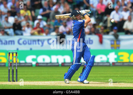 Englands Ian Bell trifft sich während der vierten NatWest Series One Day International bei Emirates Durham ICG, Chester-le-Street. Stockfoto