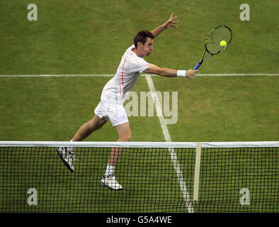 Der Großbritanniens Jonathan Marray im All England Lawn Tennis Club in Wimbledon mit dem dänischen Doppelpartner Frederik Nielsen gegen den schwedischen Robert Lindstedt und den rumänischen Horia Tecau am 12. Tag der Wimbledon Championships 2012 im Einsatz. Stockfoto