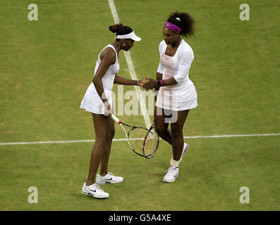 Die USA Serena (rechts) und Venus Williams während ihres Doppelkampfs gegen die Tschechin Andrea Hlavackova und Lucie Hradecka am 12. Tag der Wimbledon Championships 2012 im All England Lawn Tennis Club, Wimbledon. Stockfoto