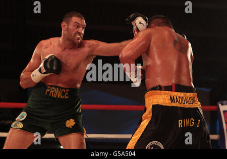 Tyson Fury (links) im Einsatz gegen Vinnie Maddalone in der Hand Arena, Clevedon, North Somerset. Stockfoto