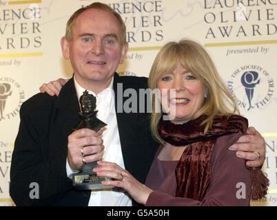 Gewinner des besten Regisseurs Howard Davies (L) für "All My Sons", mit der Moderatorin, Schauspielerin Alison Steadman, bei der Laurence Olivier Awards 2001 Zeremonie im Zentrum von London. Stockfoto