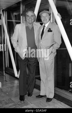 Die amerikanischen Schauspieler Bob Hope (rechts) und Ernest Borgnine am Flughafen Heathrow vor dem Rückflug nach Los Angeles, am Ende von Mr Hope's Golf Classic Tournament im Moor Park, Hertfordshire. Stockfoto