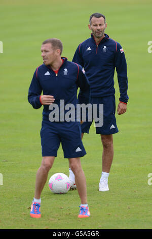 Der britische Kapitän Ryan Giggs und Craig Bellamy (links) während einer Trainingseinheit im Champneys Hotel and Spa, Leicestershire. Stockfoto