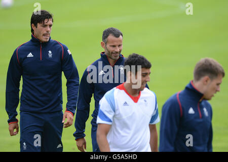 Der britische Kapitän Ryan Giggs (Mitte) mit James Tomkins (links), Neil Taylor und Aaron Ramsey (rechts) während einer Trainingseinheit im Champneys Hotel and Spa, Leicestershire. Stockfoto